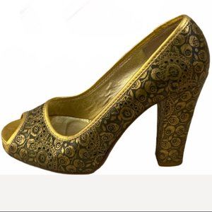 ANTHROPOLOGIE CYNTHIA VINCENT Peep Toe Gold Tapestry Pump 8.5 tooled lea…